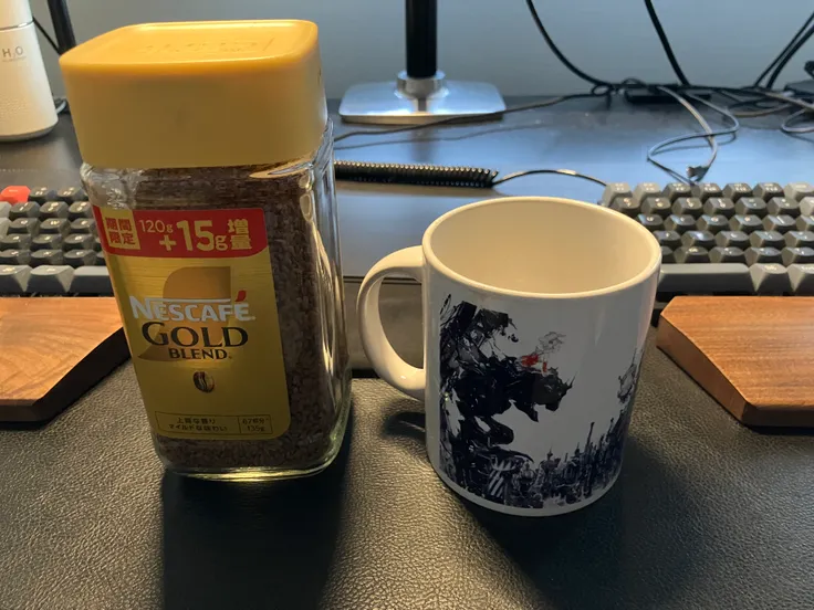 ネスカフェゴールドブレンドとカップが並んでいる写真