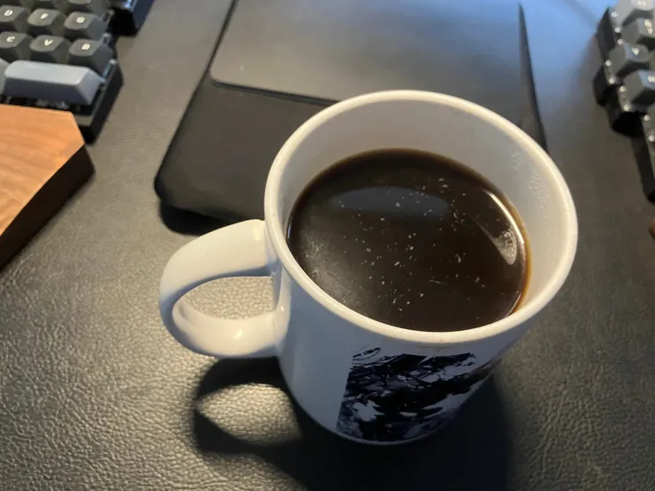 マグカップにネスカフェゴールドブレンドが注がれた写真